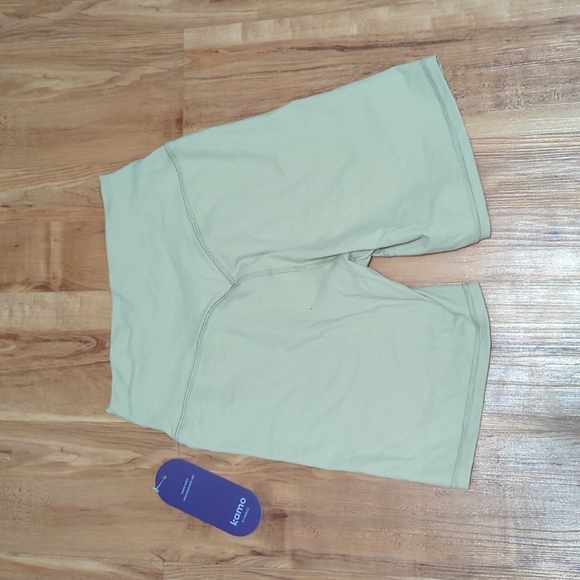 $10 Sale!!! NWT Kamo Fitness Serenity Shorts - Picture 3 of 3